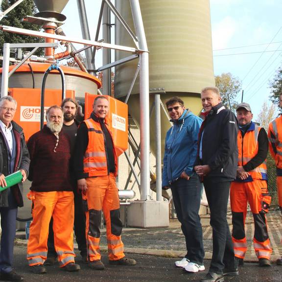 Einweihung einer neuen Soleanlage für den Straßenwinterdienst im Kreisbauhof Wüstendittersdorf © Landratsamt Saale-Orla-Kreis, Pressestelle Männer vor Anlage