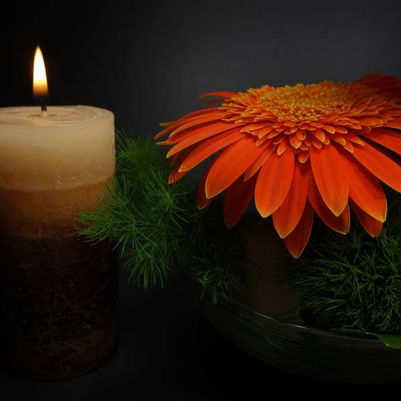 Trauermotiv mit Kerze © Pixabay Kerze, Blume