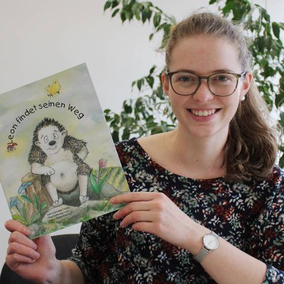 Buch „Leon findet seinen Weg“ für Kitas im Saale-Orla-Kreis © Alexander Hebenstreit / Pressestelle Landratsamt Eva Thrum, Netzwerkkoordinatorin Frühe Hilfen und Kinderschutz im Landratsamt des Saale-Orla-Kreises, präsentiert das Buch „Leon findet seinen Weg“, das für Suchtproblematiken sensibilisieren soll und den Kindergärten im Landkreis zugeschickt wird.