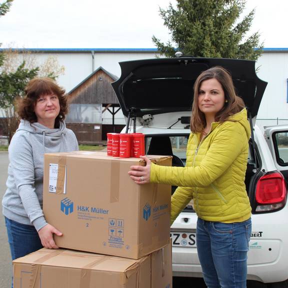20.000 SOS-SOK-Dosen nachbestellt © Sandra Smailes / Diakoniestiftung Weimar Bad Lobenstein Diana Oertel, Ansprechpartnerin im Mobilen Seniorenbüro Tanna-Gefell-Hirschberg, hat die nächsten SOK-SOS-Notfalldosen bei Elena Ostapenko, Leiterin der Tagesstätte für altgewordene Menschen mit Behinderung in Bad Lobenstein abgeholt. In der Einrichtung der Diakoniestiftung wurden die mit dem Infoblatt gefüllt.