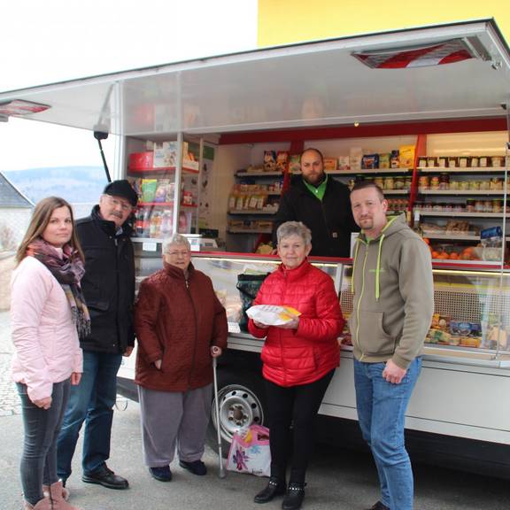 Landkaufmann mittwochs in Hirschberg und Umgebung © Sandra Smailes / Diakoniestiftung Weimar Bad Lobenstein Stopp in der Oberen Berggasse in Hirschberg (v.l.): Diana Oertel vom mobilen Seniorenbüro, Bürgermeister Rüdiger Wohl, Rita Matschke, Christa CasasEstevez sowie die Friko Mitarbeiter Marius Kestel und Marcel Eichner-Witzig.