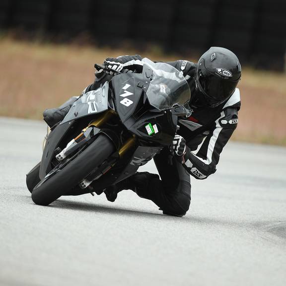 Illustrationsfoto Motorrad-Rennen © Johann Löwen auf Pixabay Motorrad auf Straßenrennstrecke