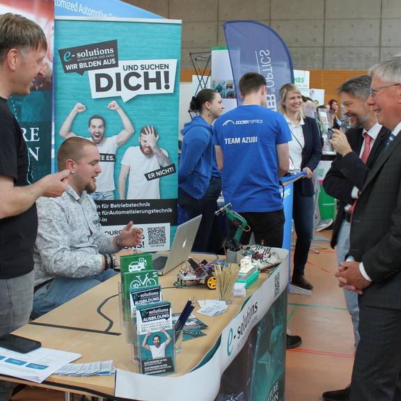 Landrat Thomas Fügmann während seines Rundgangs, hier am Stand der Firma e-Solutions aus Pößneck.