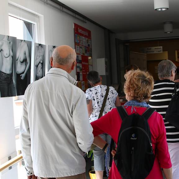 Ausstellung "Komm, wie du bist!" thematisiert Brustkrebs