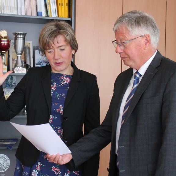 Kathleen Mertz zur Gemeinschaftsvorsitzenden der Verwaltungsgemeinschaft Seenplatte ernannt © Alexander Hebenstreit / Pressestelle Landratsamt Kathleen Mertz legt vor Landrat Thomas Fügmann den Amtseid ab.