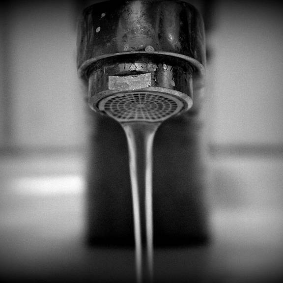 Wasser fließt aus einem Wasserhahn (Symbolfoto)