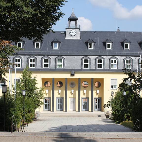 Eine Außenansicht auf das Landratsamt in Schleiz mit Blick auf den Haupteingang