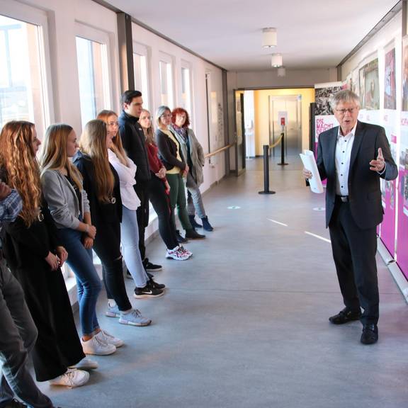 Eröffnung der Ausstellung "Die Macht der Gefühle" im Landratsamt des Saale-Orla-Kreises durch Landrat Thomas Fügmann