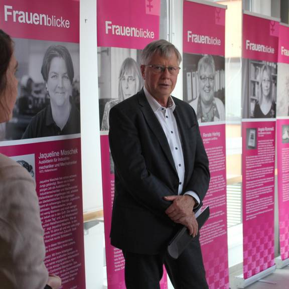 Landrat Thomas Fügmann, hier vor einigen der 14 Roll-Ups zu sehen, eröffnete die Ausstellung „Frauenblicke“ im Foyer des Landratsamtes.