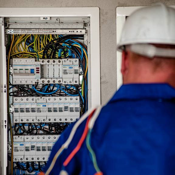 Einladung zu Fachtagung zum Thema Fachkräftesicherung © Pixabay Ein Elektriker blickt auf einen Sicherungskasten (Symbolfoto).