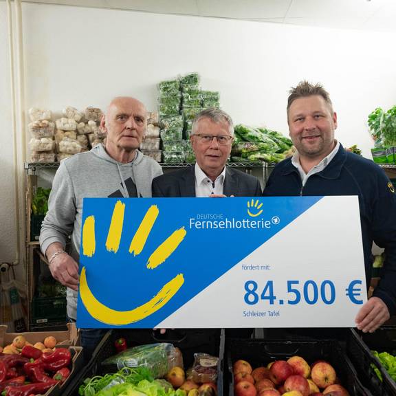 Deutsche Fernsehlotterie fördert Tafel in Schleiz © Felix Knabe Fördermittelübergabe der DEUTSCHEN FERNSEHLOTTERIE in an die Schleizer Tafel des Diakonievereins Orlatal e.V.. – v.l.n.r.: Klaus Waidhase, Leiter der Schleizer Tafel; Thomas Fügmann, der Landrat des Saale-Orla-Kreises und Stephan Masch, Repräsentant der Deutschen Fernsehlotterie gGmbH