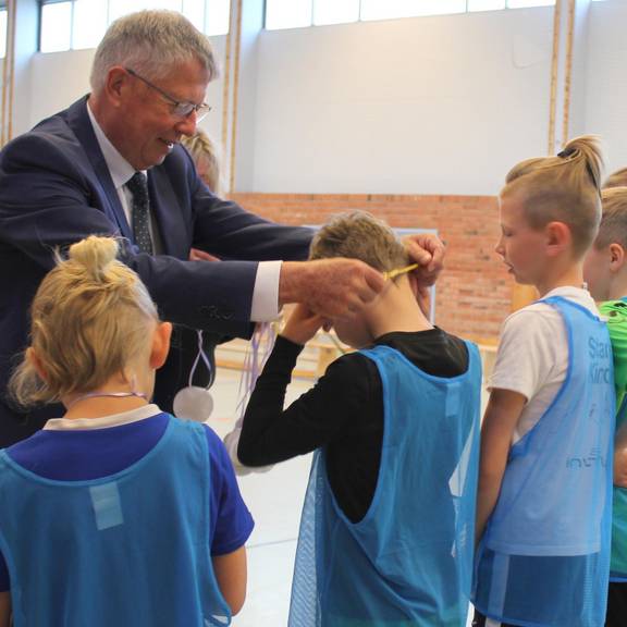 Im Anschluss an den ersten Staffellauf gab es für alle Sportlerinnen und Sportler eine Medaille.