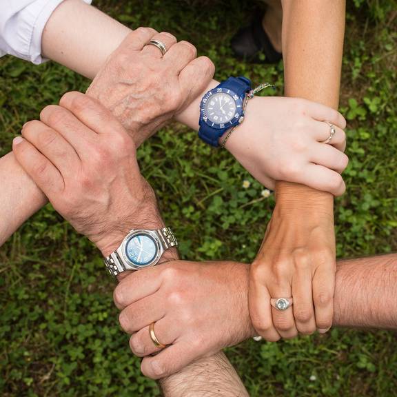 Engagementfonds „nebenan angekommen“ geht in die nächste Runde © Pixabay Fünf Personen fassen einander an den Händen (Symbolfoto).