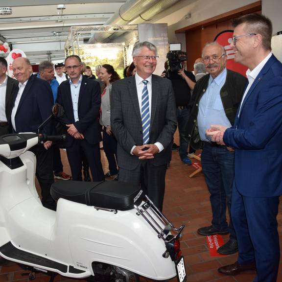 Messerundgang Mehrere Leute an E-Roller