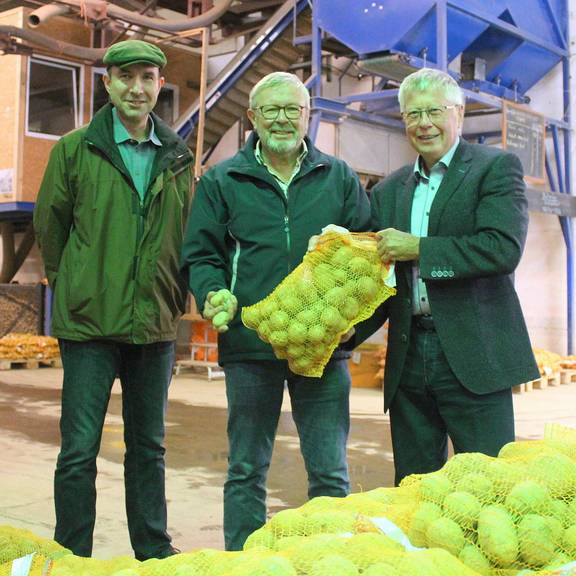 Oettersdorf ist einer von nur noch wenigen Standorten in Thüringen, wo in großem Stil Kartoffeln angebaut werden. Hier stehen der Vorsitzende des Kreisbauernverbandes, Gunnar Jungmichel, der Vorsitzende der Oettersdorfer Landwirtschaftlichen AG, Harald Berger, und Landrat Thomas Fügmann im Kartoffellagerhaus, dessen 35-jähriges Bestehen am Wochenende mit einem bunten Programm gefeiert wird.