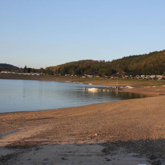 Blick auf den Bleiloch-Stausee bei Saalburg. Der Wasserpegel ist momentan aufgrund von Brückenbauarbeiten deutlich niedriger als üblich.