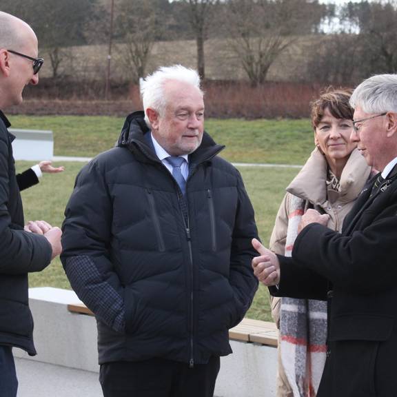 Saale-Orla-Landrat Thomas Fügmann führte Bundestags-Vizepräsident Wolfgang Kubicki unter anderem gemeinsam mit Museumspädagoge Helmut Stößner über das Außengelände des Museums.