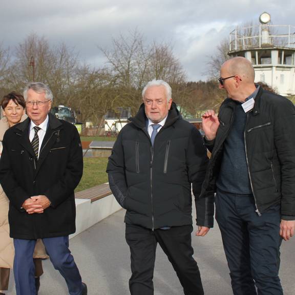 Eine Gruppe um Saale-Orla-Landrat führte Bundestags-Vizepräsident Wolfgang Kubicki über das Außengelände des Deutsch-Deutschen Museums.