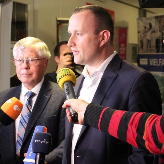 Christian Herrgott wird neuer Landrat des Saale-Orla-Kreises © Alexander Hebenstreit / Pressestelle Landratsamt Zahlreiche Medienvertreter nutzten die Gelegenheit, die Auszählung der Stimmen im Landratswahl zu verfolgen und natürlich auch, den künftigen Landrat des Saale-Orla-Kreises, Christian Herrgott – hier neben dem amtierenden Landrat Thomas Fügmann – zu interviewen.