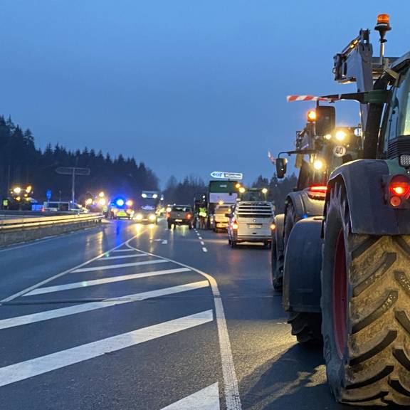 Blockade aller Autobahn-Auffahrten im Saale-Orla-Kreis aufgrund von Bauernprotesten am Mittwoch © Brit Wollschläger / Landratsamt Saale-Orla-Kreis Landwirte blockierten bereits am 8. Januar mit Traktoren die Autobahnzufahrt bei Dittersdorf.