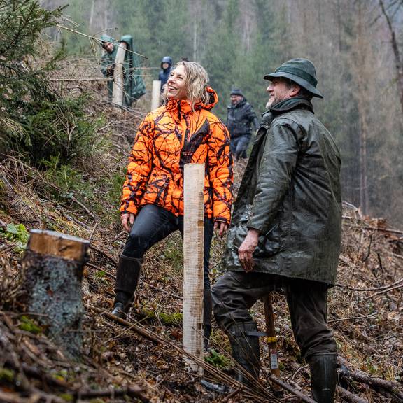Auftakt zur Aktion Autofasten Thüringen 2024 – Baumpflanzung für den Autofasten-Wald im Schwarzatal mit Ministerin Karawanskij.