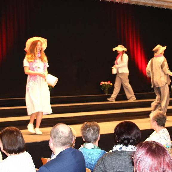 Modenschau Schleiz © Gewerbeverein Frauen in schönen Kleidern