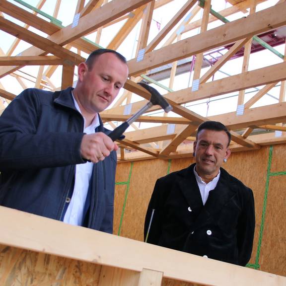 Richtfest an der Regelschule Schleiz © Alexander Hebenstreit / Landratsamt Saale-Orla-Kreis So wie es gute Tradition ist, schlug Landrat Christian Herrgott als Bauherr im Beisein von Zimmerer Uwe Umdatsch, der zuvor den Richtspruch vortrug, den letzten Nagel ins Gebälk.