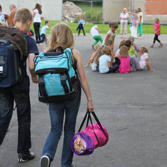 Kinder auf dem Weg zur Schule (Symbolfoto)