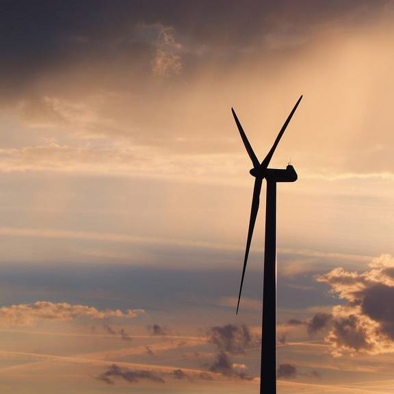 Klarstellung des Landratsamtes Saale-Orla-Kreis zum Windvorranggebiet W29-Hirschberg © Manfred Richter / Pixabay Eine Windkraftanlage dreht sich vor dem Hintergrund von Wolken und Himmel