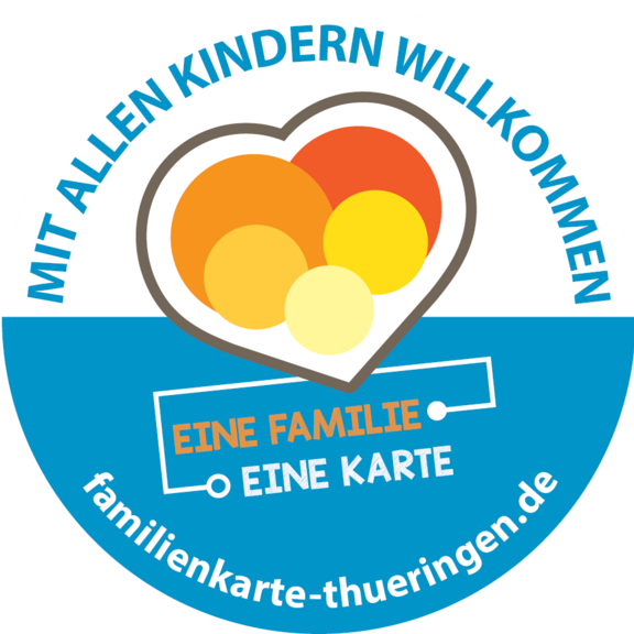 Erholung, Bildung und Erlebnis für die ganze Familie mit der Mehrkindfamilienkarte Thüringen © Verband kinderreicher Familien Thüringen Das Logo der Mehrkindfamilienkarte mit der Überschrift "Mit allen Kindern willkommen" und dem Motto "eine Familie, eine Karte".