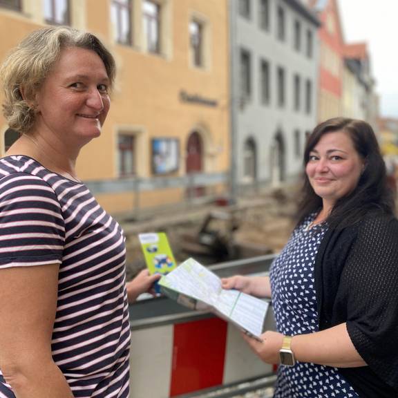 Agathe-Fachberatung nun auch in Neustadt und Triptis © Foto: Brit Wollschläger / Landratsamt Saale-Orla-Kreis Nicole Engelmann-Reum (rechts) ist seit wenigen Tagen als Agathe-Beraterin für Neustadt und die VG Triptis im Einsatz. Hier ist sie mit der „Oppurger Agathe“, Irene Steffens, zu sehen.