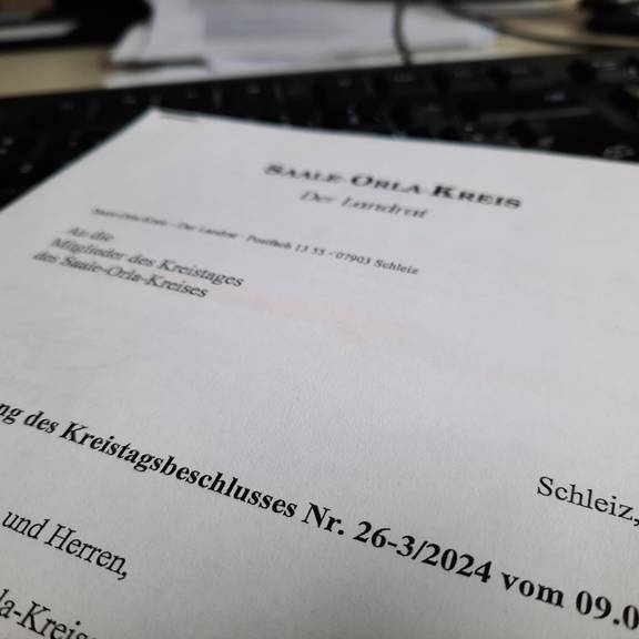 Kreistagsbeschluss im Saale-Orla-Kreis zu Photovoltaik- und Windkraftanlagen muss beanstandet werden © Alexander Hebenstreit / Landratsamt Saale-Orla-Kreis Der Briefkopf eines Anschreibens des Landrates, in dem die Kreistagsmitglieder über die Beanstandung informiert werden.