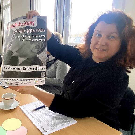 Frau zeigt Papier