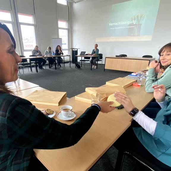 Frauen an großem Tisch
