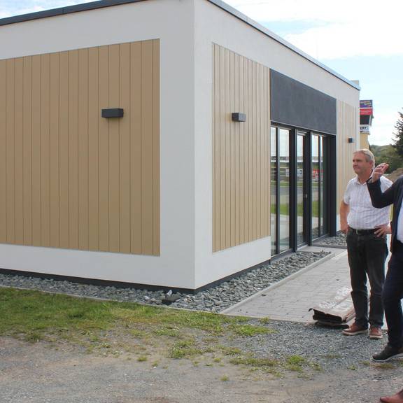 Bürgermeister Marko Bias und der Bauamtsleiter informieren Landrat Christian Herrgott über die Fortschritte am neuen Caravan-Stellplatz im Schleizer Ortsteil Oberböhmsdorf.