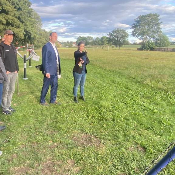 Der Outdoor-Fitnesspark war eine Station, die Landrat Christian Herrgott bei seinem Besuch in Mittelpöllnitz besichtigte.