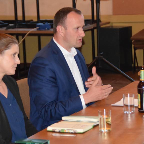 Bürgermeisterin Luise Düsing und Landrat Christian Herrgott beim Bürgergespräch in Mittelpöllnitz.