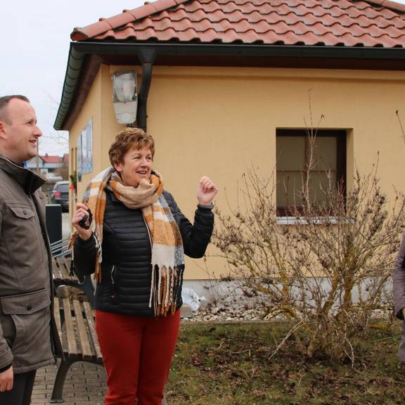 Plothens Bürgermeisterin Dagmar Seidler, skizziert Landrat Christian Herrgott ihre Vision, den Bereich um die Plothenbachhalle perspektivisch zu einer Art Dorfzentrum zu gestalten.