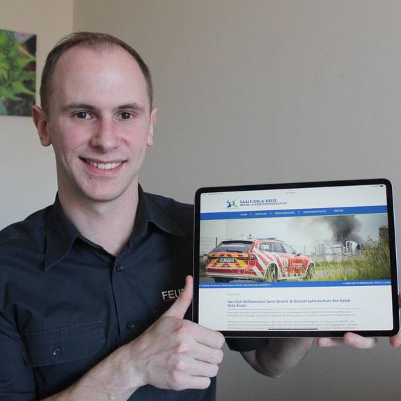Toni Hammerschmidt, Kreisbrandmeister für den Bereich Ausbildung im Saale-Orla-Kreis, präsentiert auf dem Tablet die neue Online-Plattform für den Brand- und Katastrophenschutz im Saale-Orla-Kreis.
