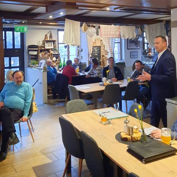 In der Bad Lobensteiner Marktbrauerei sprach Landrat Christian Herrgott mit rund 30 anwesenden Bürgerinnen und Bürgern unter anderem über die Haushaltsverhandlungen auf Landeseben und deren Auswirkungen auf die Region, das leerstehende Schulgebäude und die Turnhalle am Hain oder die Reaktivierung der Höllentalbahn.