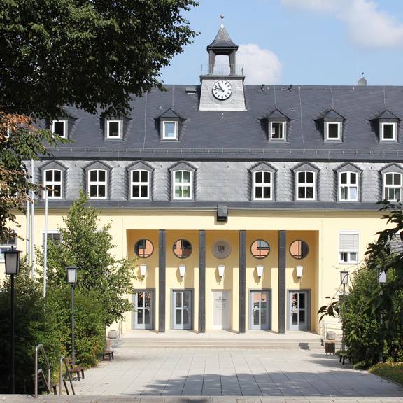 Landratsamt Saale-Orla-Kreis bleibt am Brückentag geschlossen © Landratsamt Saale-Orla-Kreis Ansicht des Haupteingangs des Landratsamtes in Schleiz.