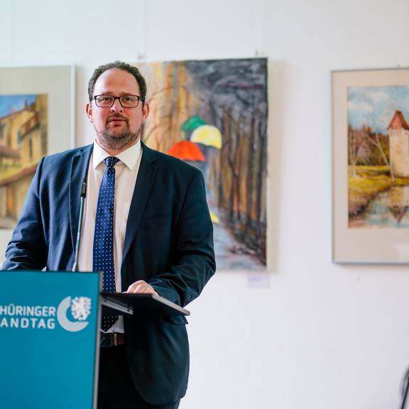 Landtagspräsident Thadäus König eröffnet die 33. Saale-Orla-Schau © Steve Bauerschmidt Landtagspräsident Thadäus König, hier bei der Eröffnung einer Ausstellung der Triptiser Malfreunde im Thüringer Landtag, wird auch die 33. Saale-Orla-Schau in Pößneck eröffnen.