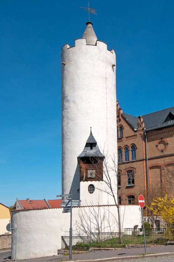 Der Weiße Turm, eines der Wahrzeichen Pößnecks, wurde 1453 erbaut. Der jüngste der vier Ecktürme der alten Stadtbefestigung ist 30,30 m hoch und hat einen Durchmesser von sieben Metern. Das unterste der ehemals drei Stockwerke diente einst als Verlies, in dem Schwerverbrecher die Tage vor ihrer Hinrichtung verbringen mussten. Der Name "Weißer Turm" ist von dem weißen Kalkbewurf abzuleiten. Seit 1994 wird er als Aussichtsturm genutzt. Der Schlüssel ist in der Stadtinformation erhältlich. ©Ulrich Fischer